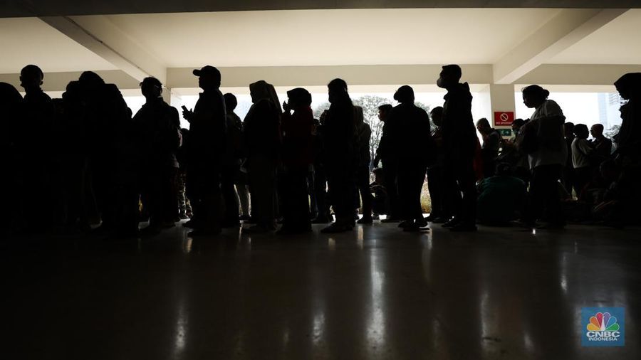 Warga antre untuk mendapatkan pecahan uang Rupiah baru di Kawasan Istora Senayan, Glora Bung Karno (GBK), Jakarta, Kamis (28/3/2024).  (CNBC Indonesia/Tri Susilo)