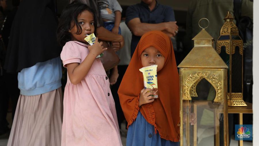 Warga antre untuk mendapatkan pecahan uang Rupiah baru di Kawasan Istora Senayan, Glora Bung Karno (GBK), Jakarta, Kamis (28/3/2024).  (CNBC Indonesia/Tri Susilo)