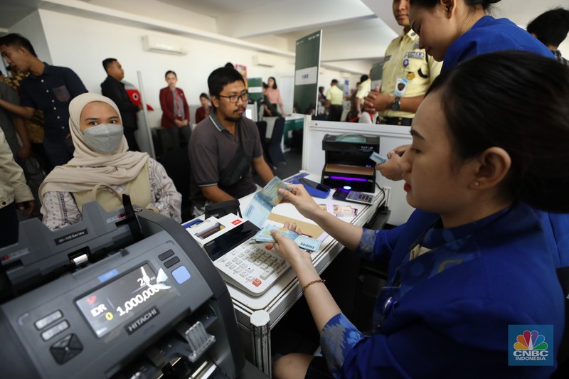 Warga antre untuk mendapatkan pecahan uang Rupiah baru di Kawasan Istora Senayan, Glora Bung Karno (GBK), Jakarta, Kamis (28/3/2024).  (CNBC Indonesia/Tri Susilo)
