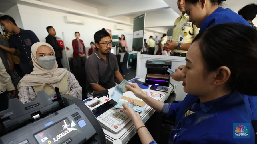 Warga antre untuk mendapatkan pecahan uang Rupiah baru di Kawasan Istora Senayan, Glora Bung Karno (GBK), Jakarta, Kamis (28/3/2024).  (CNBC Indonesia/Tri Susilo)