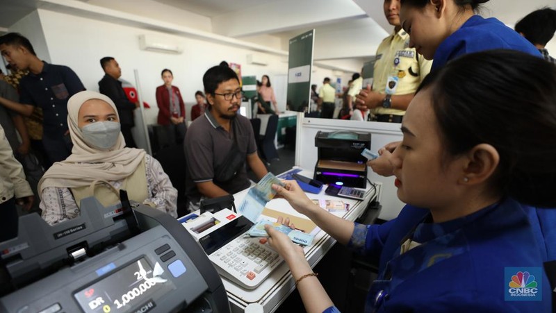 Warga antre untuk mendapatkan pecahan uang Rupiah baru di Kawasan Istora Senayan, Glora Bung Karno (GBK), Jakarta, Kamis (28/3/2024).  (CNBC Indonesia/Tri Susilo)