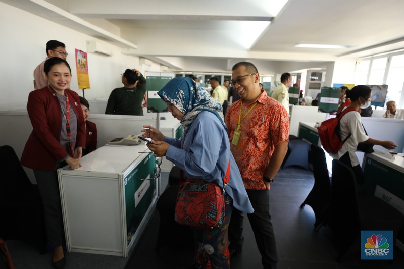Warga antre untuk mendapatkan pecahan uang Rupiah baru di Kawasan Istora Senayan, Glora Bung Karno (GBK), Jakarta, Kamis (28/3/2024). Warga antre untuk mendapatkan pecahan uang Rupiah baru di Kawasan Istora Senayan, Glora Bung Karno (GBK), Jakarta, Kamis (28/3/2024). (CNBC Indonesia/Tri Susilo)