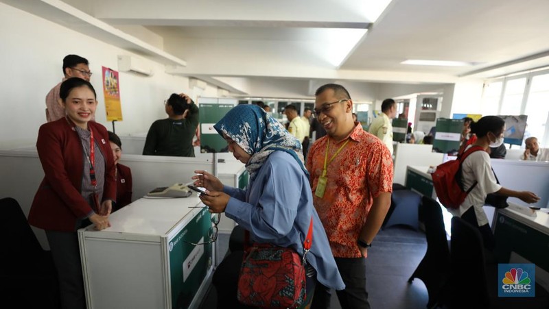 Warga antre untuk mendapatkan pecahan uang Rupiah baru di Kawasan Istora Senayan, Glora Bung Karno (GBK), Jakarta, Kamis (28/3/2024).  (CNBC Indonesia/Tri Susilo)