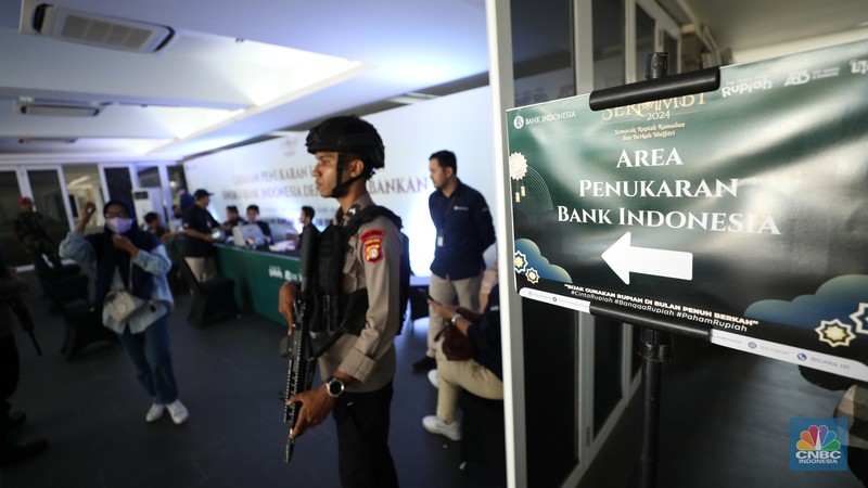 Warga antre untuk mendapatkan pecahan uang Rupiah baru di Kawasan Istora Senayan, Glora Bung Karno (GBK), Jakarta, Kamis (28/3/2024).  (CNBC Indonesia/Tri Susilo)