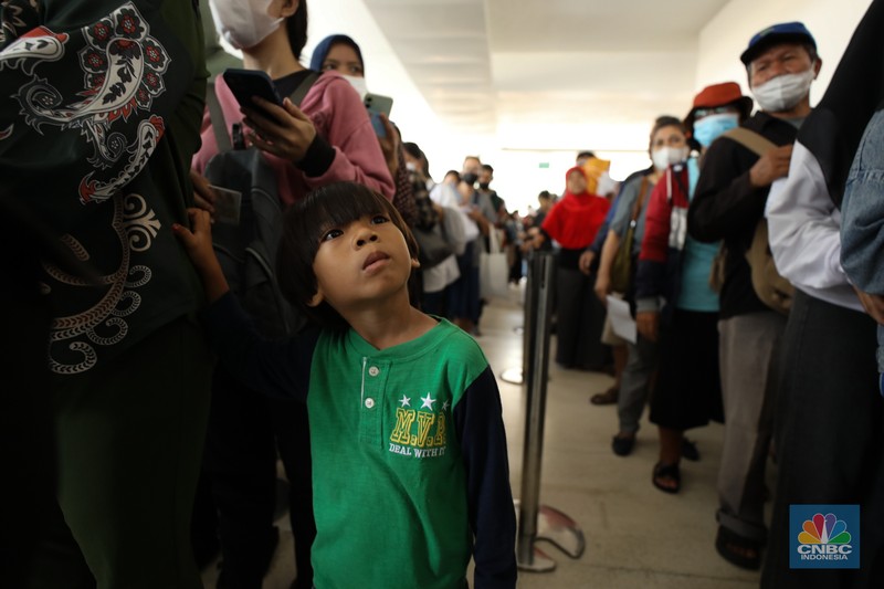 Warga antre untuk mendapatkan pecahan uang Rupiah baru di Kawasan Istora Senayan, Glora Bung Karno (GBK), Jakarta, Kamis (28/3/2024). Warga antre untuk mendapatkan pecahan uang Rupiah baru di Kawasan Istora Senayan, Glora Bung Karno (GBK), Jakarta, Kamis (28/3/2024). (CNBC Indonesia/Tri Susilo)