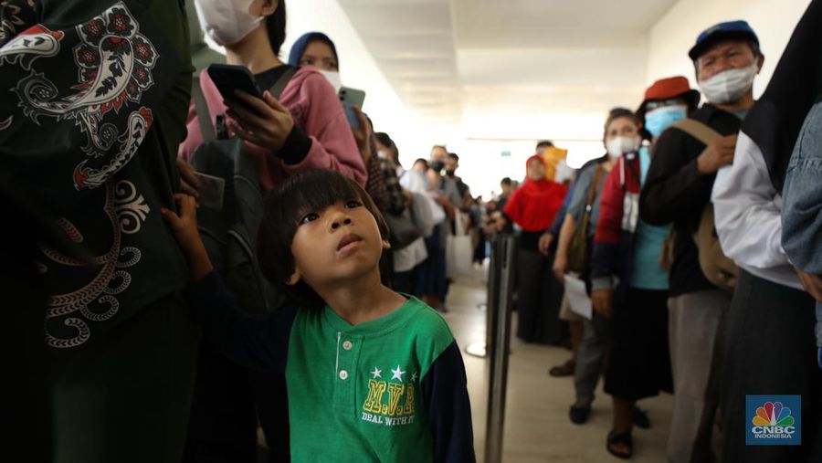 Warga antre untuk mendapatkan pecahan uang Rupiah baru di Kawasan Istora Senayan, Glora Bung Karno (GBK), Jakarta, Kamis (28/3/2024).  (CNBC Indonesia/Tri Susilo)