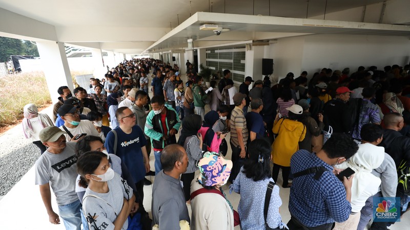 Warga antre untuk mendapatkan pecahan uang Rupiah baru di Kawasan Istora Senayan, Glora Bung Karno (GBK), Jakarta, Kamis (28/3/2024). Warga antre untuk mendapatkan pecahan uang Rupiah baru di Kawasan Istora Senayan, Glora Bung Karno (GBK), Jakarta, Kamis (28/3/2024). (CNBC Indonesia/Tri Susilo)