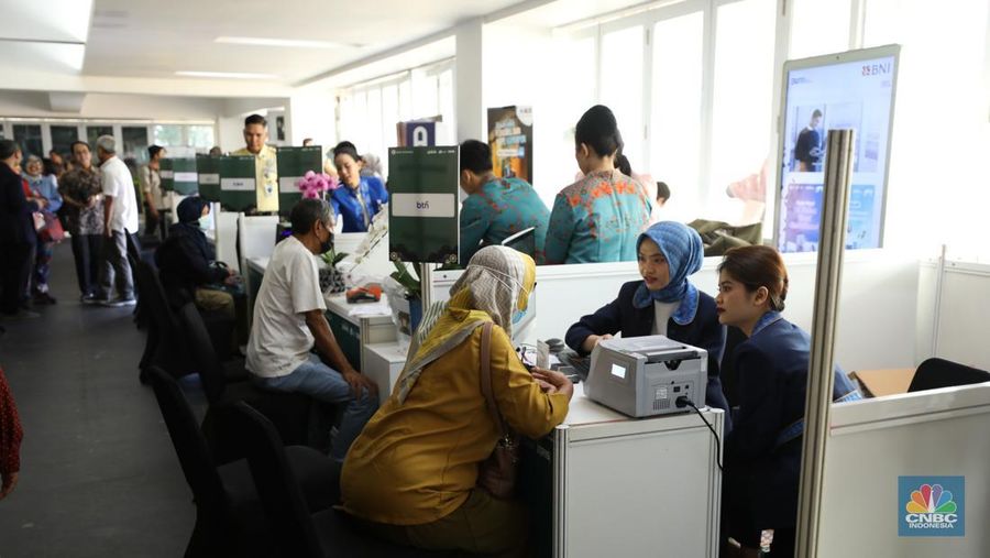 Warga antre untuk mendapatkan pecahan uang Rupiah baru di Kawasan Istora Senayan, Glora Bung Karno (GBK), Jakarta, Kamis (28/3/2024).  (CNBC Indonesia/Tri Susilo)