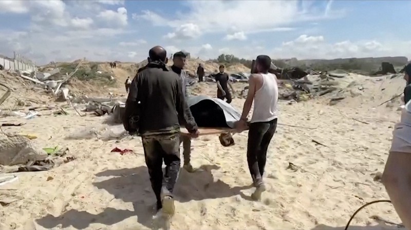 Warga Palestina bergegas menuju pantai untuk mengumpulkan bantuan yang dijatuhkan dari udara, di tengah konflik yang sedang berlangsung antara Israel dan Hamas, di Jalur Gaza utara, 25 Maret 2024. (REUTERS/Stringer)
