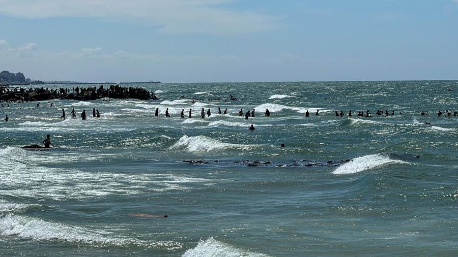 Warga Palestina bergegas menuju pantai untuk mengumpulkan bantuan yang dijatuhkan dari udara, di tengah konflik yang sedang berlangsung antara Israel dan Hamas, di Jalur Gaza utara, 25 Maret 2024. (REUTERS/Stringer)