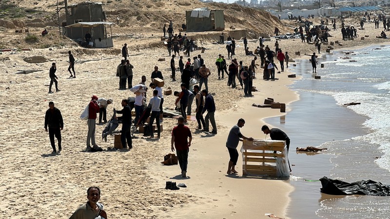 Warga Palestina bergegas menuju pantai untuk mengumpulkan bantuan yang dijatuhkan dari udara, di tengah konflik yang sedang berlangsung antara Israel dan Hamas, di Jalur Gaza utara, 25 Maret 2024. Warga Palestina bergegas menuju pantai untuk mengumpulkan bantuan yang dijatuhkan dari udara, di tengah konflik yang sedang berlangsung antara Israel dan Hamas, di Jalur Gaza utara, 25 Maret 2024. (REUTERS/Stringer)