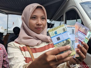 Cerita Warga Tulungagung Adu Cepat Berburu Uang Baru