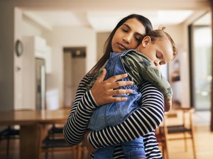 Tangan Anak Mudah Berkeringat, Benarkah Tanda Penyakit Jantung?