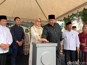 Chairul Tanjung dan Istri Lakukan Peletakan Batu Pertama Masjid CT Arsa