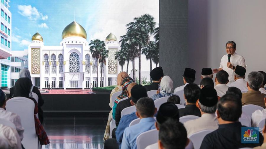 Founder & Chairman CT Corp, Chairul Tanjung (kedua kanan) dan Ketua CT ARSA Foundation, Anita Ratnasari Tanjung (tengah) saat acara seremoni peletekan batu pertama Masjid CT ARSA di kawasan Tendean, Jakarta, Jumat (29/3/2024). (CNBC Indonesia/Faisal Rahman)