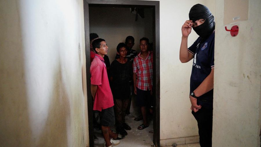 Ekuador melancarkan penyisiran kejahatan di tengah meningkatnya kekerasan. (REUTERS/Santiago Arcos)