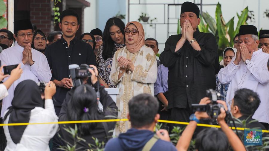 Founder & Chairman CT Corp, Chairul Tanjung (kedua kanan) dan Ketua CT ARSA Foundation, Anita Ratnasari Tanjung (tengah) saat acara seremoni peletekan batu pertama Masjid CT ARSA di kawasan Tendean, Jakarta, Jumat (29/3/2024). (CNBC Indonesia/Faisal Rahman)