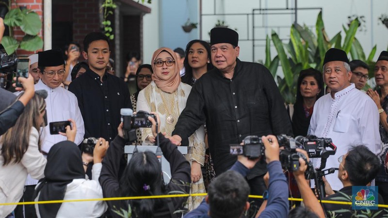 Founder & Chairman CT Corp, Chairul Tanjung (kedua kanan) dan Ketua CT ARSA Foundation, Anita Ratnasari Tanjung (tengah) saat acara seremoni peletekan batu pertama Masjid CT ARSA di kawasan Tendean, Jakarta, Jumat (29/3/2024). (CNBC Indonesia/Faisal Rahman)