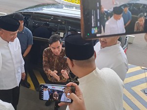 Kenakan Batik Bercorak Kuning, Gibran Hadiri Acara Bukber Partai Golkar