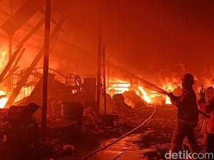 Gudang Rongsokan di Kota Probolinggo Membara Dilalap Si Jago Merah