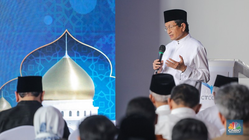 Founder & Chairman CT Corp, Chairul Tanjung (kedua kanan) dan Ketua CT ARSA Foundation, Anita Ratnasari Tanjung (tengah) saat acara seremoni peletekan batu pertama Masjid CT ARSA di kawasan Tendean, Jakarta, Jumat (29/3/2024). Founder & Chairman CT Corp, Chairul Tanjung (kedua kanan) dan Ketua CT ARSA Foundation, Anita Ratnasari Tanjung (tengah) saat acara seremoni peletekan batu pertama Masjid CT ARSA di kawasan Tendean, Jakarta, Jumat (29/3/2024). (CNBC Indonesia/Faisal Rahman)