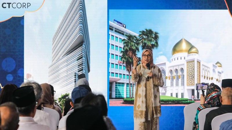Founder & Chairman CT Corp, Chairul Tanjung (kedua kanan) dan Ketua CT ARSA Foundation, Anita Ratnasari Tanjung (tengah) saat acara seremoni peletekan batu pertama Masjid CT ARSA di kawasan Tendean, Jakarta, Jumat (29/3/2024). (CNBC Indonesia/Faisal Rahman)