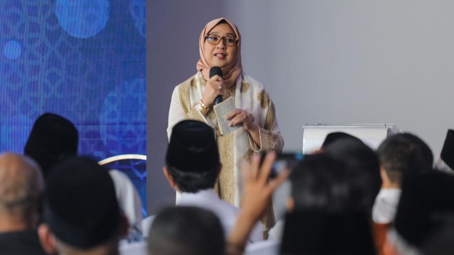 Founder & Chairman CT Corp, Chairul Tanjung (kedua kanan) dan Ketua CT ARSA Foundation, Anita Ratnasari Tanjung (tengah) saat acara seremoni peletekan batu pertama Masjid CT ARSA di kawasan Tendean, Jakarta, Jumat (29/3/2024). (CNBC Indonesia/Faisal Rahman)