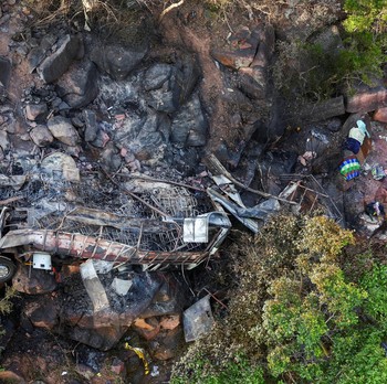 Penampakan Bus Hangus Usai Jatuh Ke Jurang di Afrika Selatan, 45 Tewas