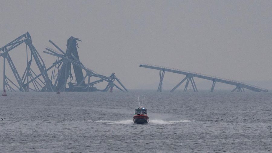 Kondisi kapal kargo Dali, menyusul runtuhnya Jembatan Francis Scott Key di Baltimore, Maryland, Amrika Serikat, Kamis (28/3/2024) waktu setempat. (REUTERS/Tom Brenner)