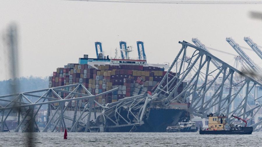 Kondisi kapal kargo Dali, menyusul runtuhnya Jembatan Francis Scott Key di Baltimore, Maryland, Amrika Serikat, Kamis (28/3/2024) waktu setempat. (REUTERS/Tom Brenner)