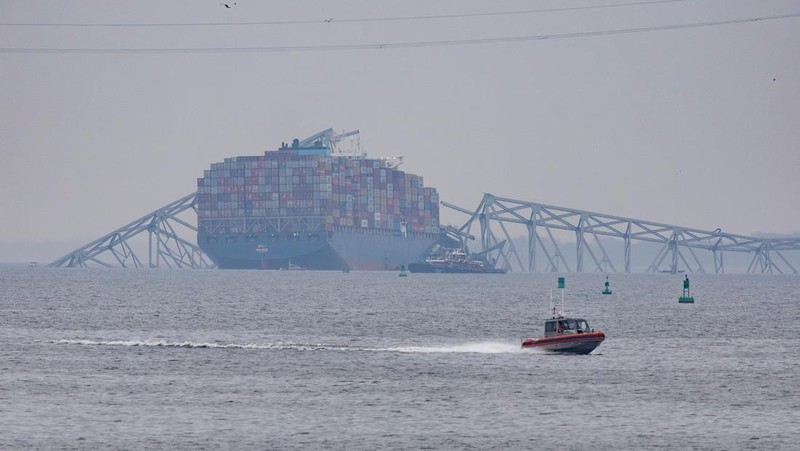 Kondisi kapal kargo Dali, menyusul runtuhnya Jembatan Francis Scott Key di Baltimore, Maryland, Amrika Serikat, Kamis (28/3/2024) waktu setempat. (REUTERS/Tom Brenner)
