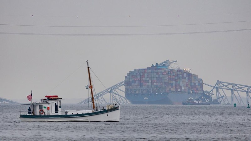 Kondisi kapal kargo Dali, menyusul runtuhnya Jembatan Francis Scott Key di Baltimore, Maryland, Amrika Serikat, Kamis (28/3/2024) waktu setempat. (REUTERS/Tom Brenner)