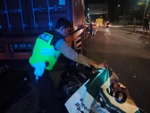 Pemotor Tabrak Truk Parkir di Jalan Alauddin Makassar, 1 Orang Tewas