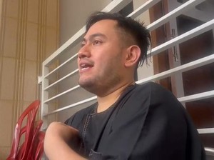 Air Mata Nassar Tak Terbendung, Antar Mendiang Ayah hingga ke Liang Lahad