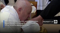 Video : Paus Fransiskus Cuci dan Cium 12 Kaki Tahanan Wanita