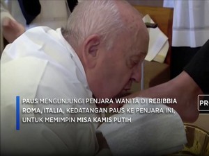 Video : Paus Fransiskus Cuci dan Cium 12 Kaki Tahanan Wanita