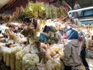 Warga Surabaya Mulai Buru Jajan Lebaran di Pasar DTC Wonokromo