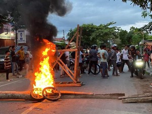 Pengeroyokan Terjadi di Dompu, Warga Blokir Jalan