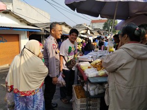 Polisi Imbau Pedagang di Pasar Pondok Aren Waspadai Uang Palsu