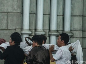 Polisi Rekayasa Arus Lalu Lintas Saat Ritual Jalan Salib di Labuan Bajo
