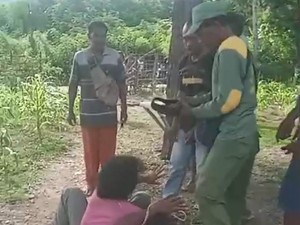 Viral Pria Berpakaian Linmas di TTS Ikat-Injak Pasutri Secara Membabi Buta