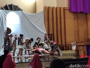 Melihat Tradisi Tablo saat Jumat Agung di Gereja Santo Yeseph Palembang