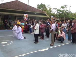 Momen Sederhana Umat Katolik Tulungagung Gelar Ibadah Jalan Salib