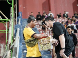 Borong Jajanan Saat Laga Persik, Mas Dhito Malah Dikira Ulang Tahun