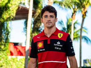 Charles Leclerc Jadi Warlok di Bali: Naik Motor, Antre Bensin Eceran
