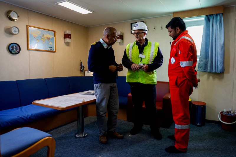 Don Bryant dari International Seafarers Center memberikan hotspot WiFi kepada Kapten Sujith Fernando dari kapal curah Klara Oldendorff, salah satu kapal yang terjebak di Pelabuhan Baltimore setelah runtuhnya Jembatan Francis Scott Key, di Baltimore, Maryland, AS, Maret 29, 2024. (REUTERS/Julia Nikhinson)