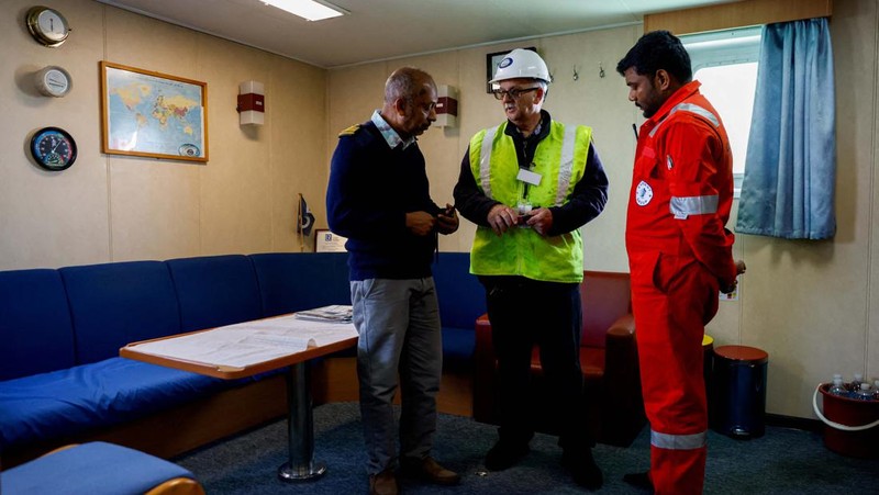 Don Bryant dari International Seafarers Center memberikan hotspot WiFi kepada Kapten Sujith Fernando dari kapal curah Klara Oldendorff, salah satu kapal yang terjebak di Pelabuhan Baltimore setelah runtuhnya Jembatan Francis Scott Key, di Baltimore, Maryland, AS, Maret 29, 2024. (REUTERS/Julia Nikhinson)