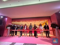 Serba Pink, Miniso Transmart Mal Kokas Resmi Dibuka