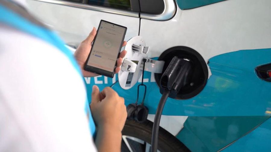 Ilustrasi penggunaan fitur  Electric Vehicle pada aplikasi PLN Mobile di salah satu Stasiun Pengisian Kendaraan Listrik Umum (SPKLU). (Dok: PT PLN (Persero)