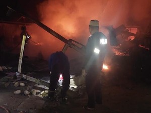 Rumah Panggung di Bone Terbakar Saat Pemilik Tertidur, 1 Orang Terluka